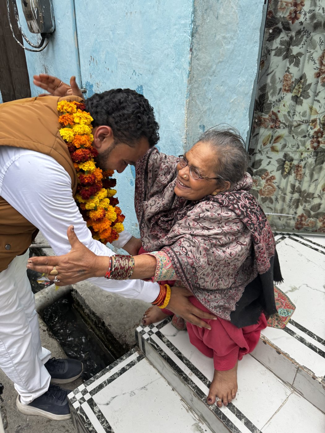 अंकित तितोरिया — बुजुर्गों का आशीर्वाद लेते हुए